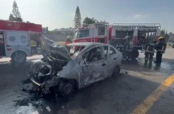 Choque entre cuatro vehículos en Periférico, a la altura de La Vista, provocó que uno se calcinara