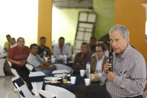 Enrique Cárdenas dialogó con habitantes de Izúcar de Matamoros