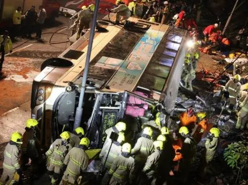 19 muertos y 40 heridos por autobús volcado en Hong Kong