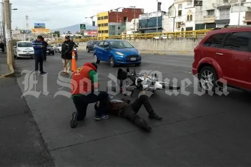 Motociclista se lesiona tras corte de circulación de camioneta en Bulevar Atlixco