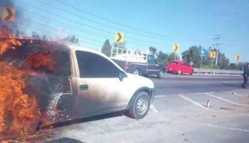 Se incendia vehículo en Periférico y la Recta a Cholula