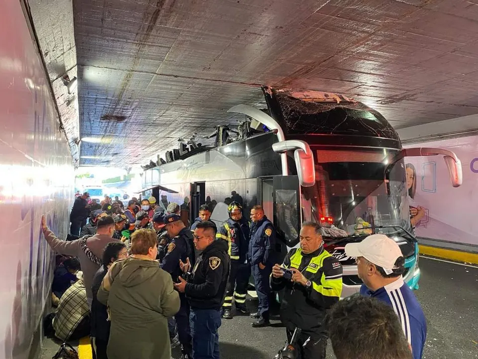 Poblanos sufren accidente en bajopuente de la CDMX; Hay 16 heridos