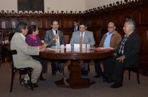 Alfonso Esparza preside presentación de libro sobre Aquiles Serdán