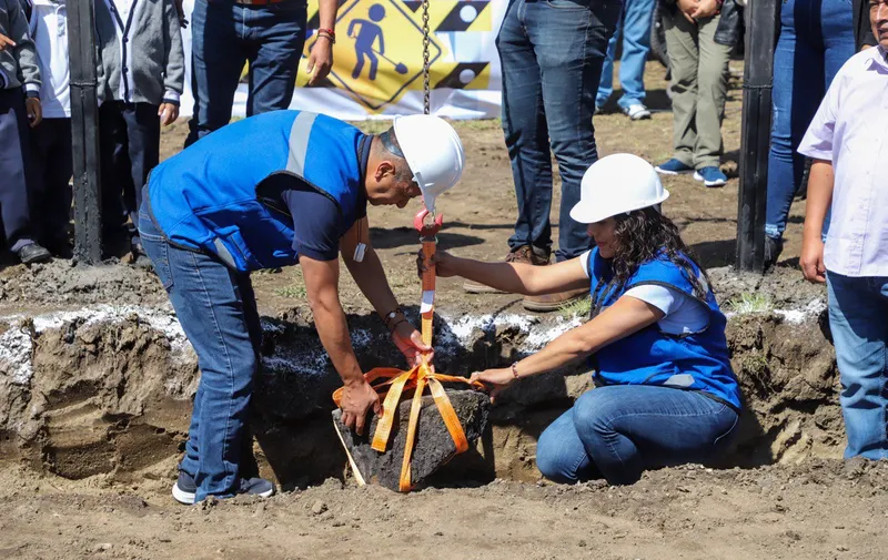 Edmundo Tlatehui coloca la primera piedra del preescolar San Luis Tehuiloyocan