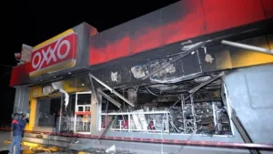 Comandos armados asaltan tres Oxxos y le prenden fuego a uno en Hidalgo
