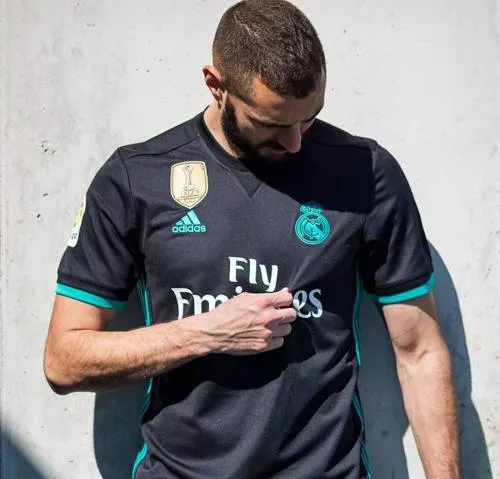 Benzema renueva con el Real Madrid hasta 2021
