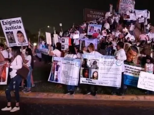 Marchan en Baja California por desaparecidos