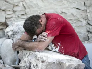 Suman 73 muertos por terremoto en el centro de Italia