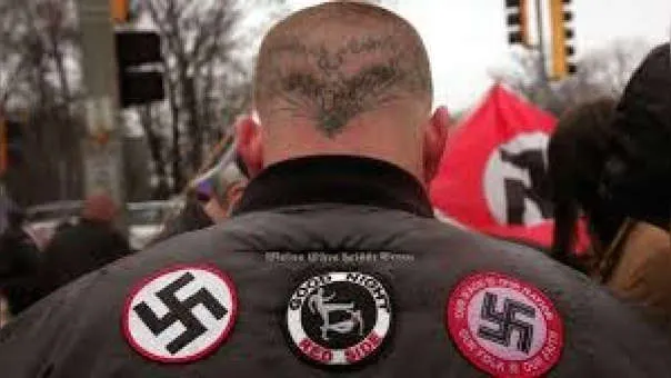 Hallan en Francia ‘impresionante’ arsenal de neonazis
