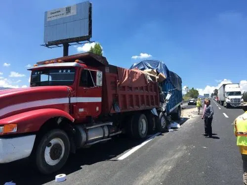 Aparatoso choque en la México-Puebla deja tres personas prensadas