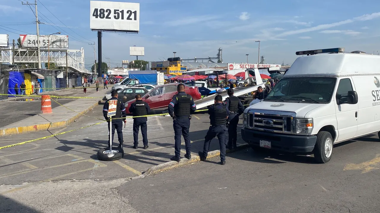 Encuentran un cuerpo en un auto abandonado e incendiado en el Mercado Hidalgo