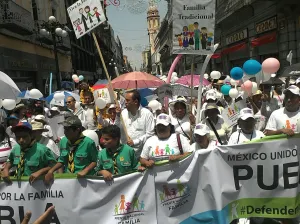 Marchan poblanos a favor de la familia tradicional
