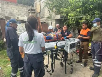 Rescatan a mujer de la tercera edad que cayó a un pozo, en San Pedro Cholula