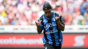 Ronaldinho llega a México en plena madrugada