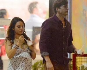 Captan a Mila Kunis y Ashton Kutcher a semanas de ser padres