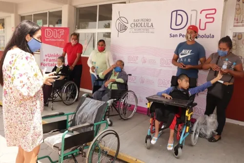 DIF Estatal y Municipal benefician con sillas de ruedas a vecinos de San Pedro Cholula