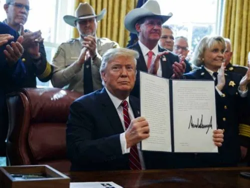 Trump emite veto para continuar con emergencia nacional