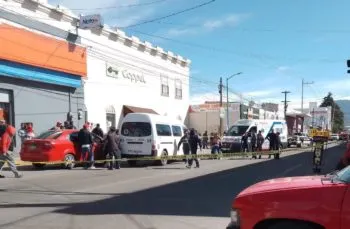 Camión de Coppel atropella a un hombre frente al mercado de Acajete; fallece al instante