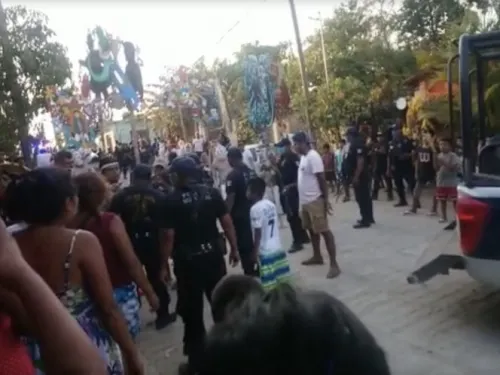 Policías impiden procesión en Oaxaca; hay dos heridos
