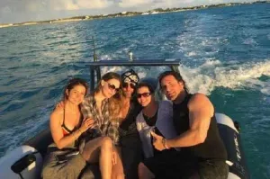 Belinda lleva serenata a la familia de Criss Angel