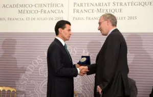 Peña Nieto recibe en Francia la Medalla de La Sorbona