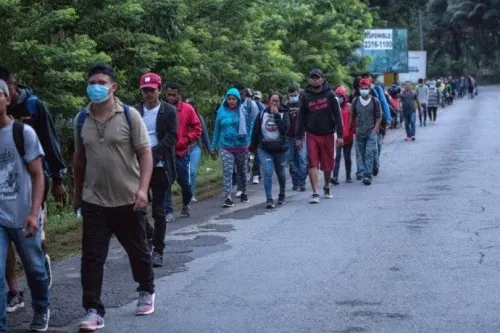 Miles de migrantes hondureños se separan de caravana rumbo a EU