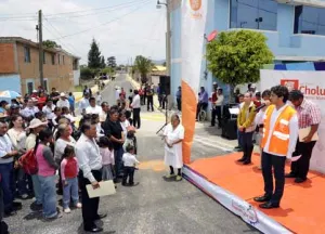 Inaugura José Juan Espinosa pavimentación de calle en Tlautla