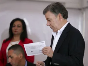 Juan Manuel Santos vota en el plebiscito de paz