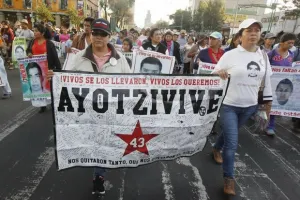 Marchan padres de los 43, a 15 meses de hechos en Iguala