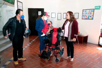 SEDIF Puebla entrega silla de ruedas especializada a niño de Libres