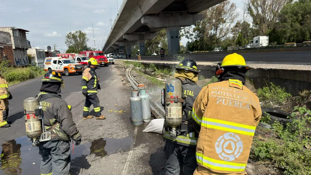 Autopista México-Puebla queda paralizada tras volcadura de camioneta con cilindros de gas LP