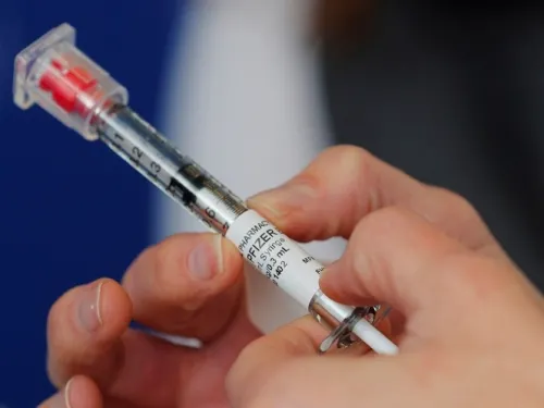 EU revisará vacuna contra covid tras reacciones alérgicas