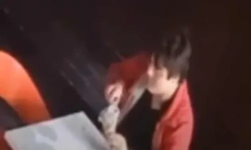 En plena balacera, niño come helados como si nada en una heladería
