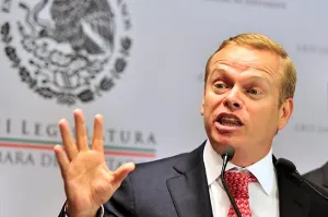 Exigen a Escobar no volver