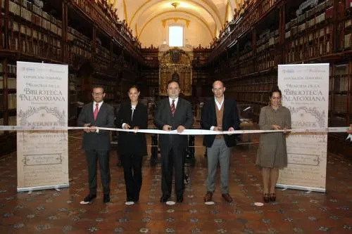 Jesús Rodríguez Almeida inaugura exposición en la Biblioteca Palafoxiana