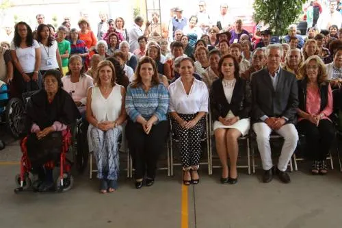 Dinorah López de Gali brinda atención a madres de familia