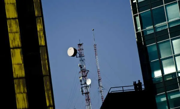 Vecinos de Rincones de Arboledas acusan instalación de antena telefónica