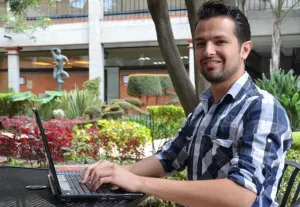 Los jóvenes debemos tomar terreno en los medios de comunicación