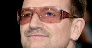 Bono, de U2, revela por qué usa lentes oscuros