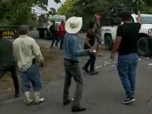 Atacan con huevos a elementos de Guardia Nacional en Michoacán