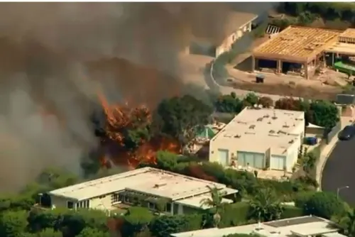 Bomberos realizan labores para sofocar incendio en Los Ángeles