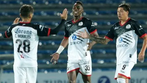 Lobos muerde a Rayados y se aferra a la vida en el A2017