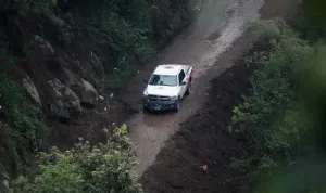 Sin aparecer aún empleado Capufe arrastrado en la Sierra Norte