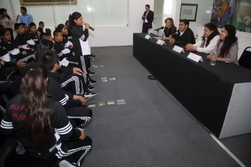 Recibe gobernador a 35 alumnos ganadores de la Olimpiada del Conocimiento