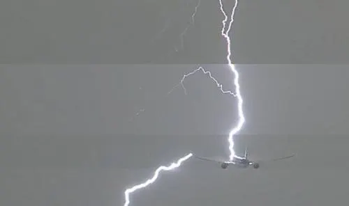 Rayo golpea avión en Ásmterdam