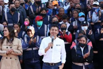Eduardo Rivera entrega uniformes y credenciales a recolectores voluntarios para dignificar su labor