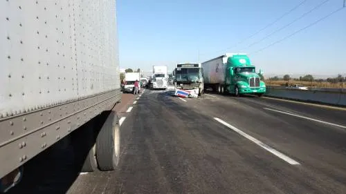 10 heridos, saldo de aparatoso choque en el km 95 de la México-Puebla