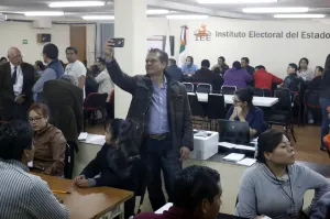 Entrega Ricardo Jiménez formatos incompletos de firmas de apoyo