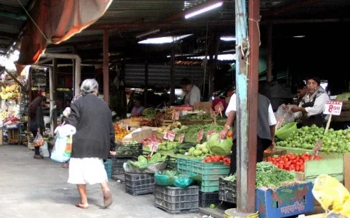 Mercado Zapata limpia locales para evitar contagios por Covid-19