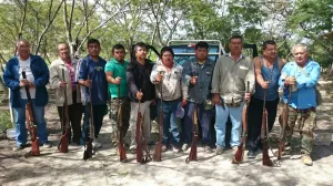 Detiene a 10 hombres con armas de fuego